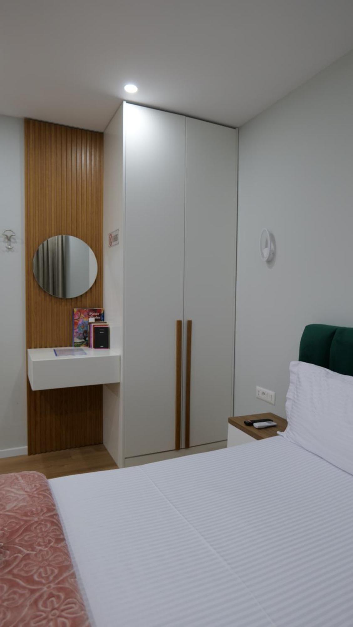 Kristi Apartments 01 Tirana Esterno foto
